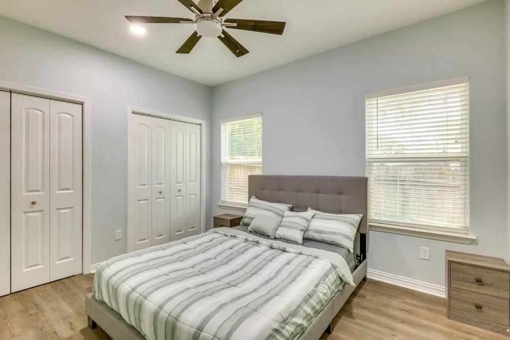 Vacation Home Lake Livingston! Onalaska エクステリア 写真