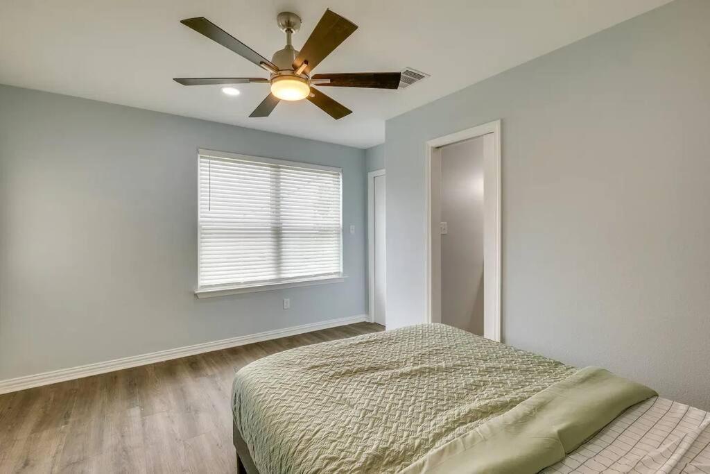 Vacation Home Lake Livingston! Onalaska エクステリア 写真