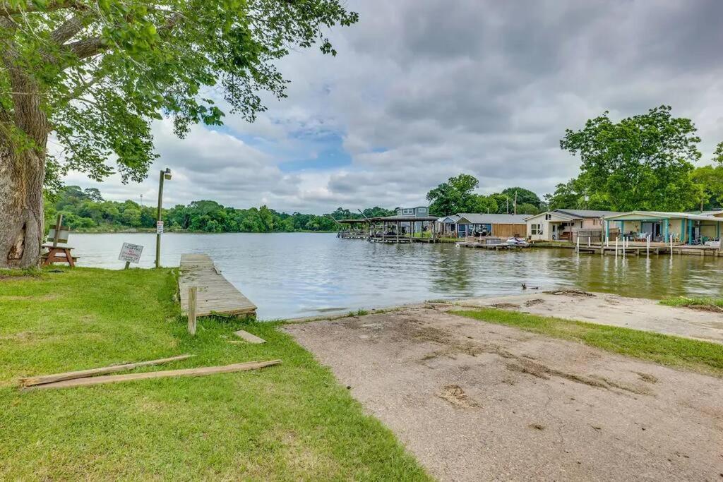 Vacation Home Lake Livingston! Onalaska エクステリア 写真